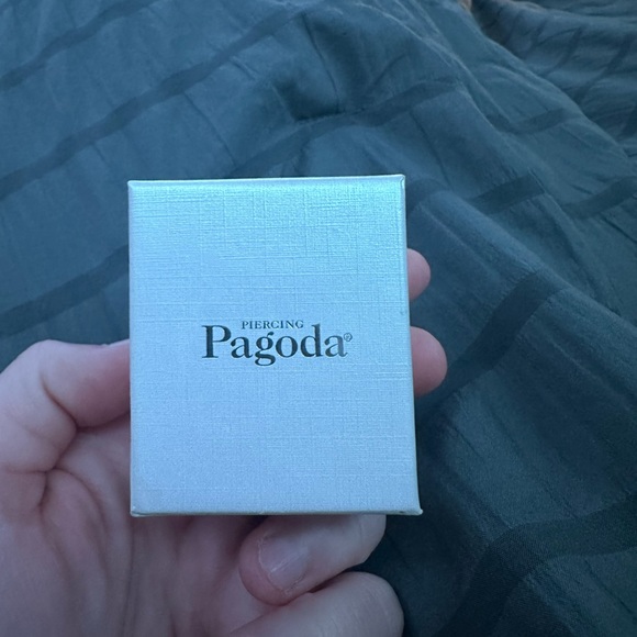 Diamond stud earrings - Picture 2 of 2